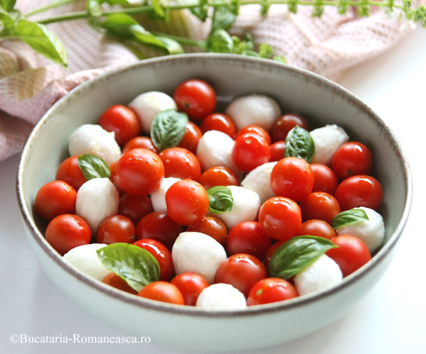 Salata de rosii cu mozzarella