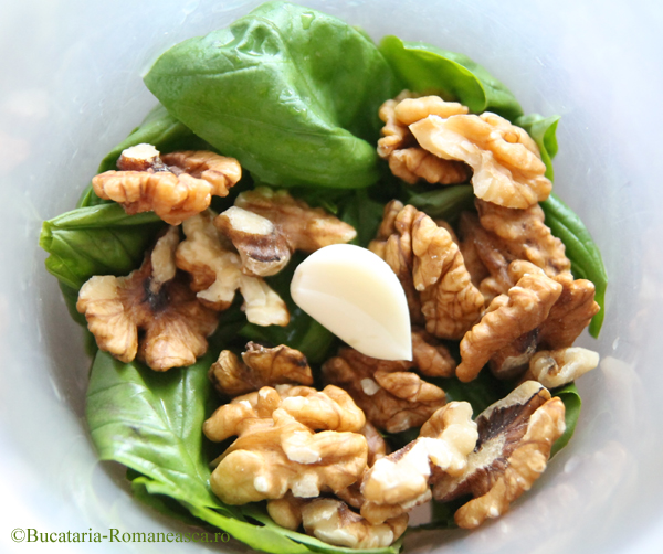 Sos de busuioc pentru paste 